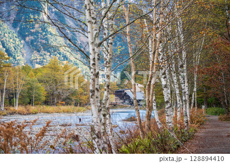 「長野県」美しい秋の上高地の風景　梓川と河童橋 128894410