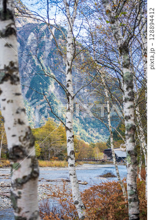 「長野県」美しい秋の上高地の風景　梓川と河童橋 128894412