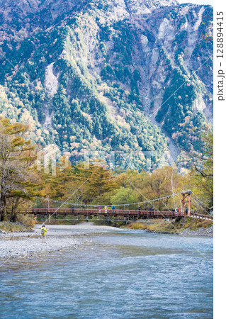 「長野県」美しい秋の上高地の風景　梓川と河童橋 128894415