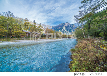 「長野県」美しい秋の上高地の風景　梓川と河童橋 128894416