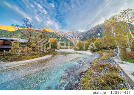 「長野県」美しい秋の上高地の風景 梓川と河童橋 「長野県」美しい秋の上高地の風景 梓川と河童橋 128894417