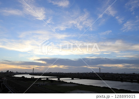 荒川夕景・西新井橋と首都高速【東京都足立区】 荒川夕景・西新井橋と首都高速【東京都足立区】 128895015