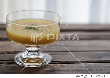 ガラスカップに入れた粒入り冷製コーンポタージュ 128895212