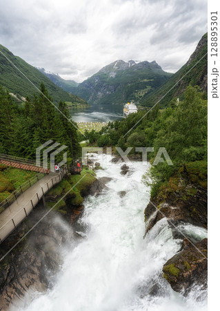 Fossevandring Waterfall Walk 128895301