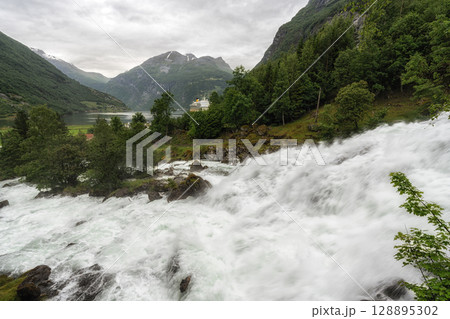 Fossevandring Waterfall Walk Fossevandring Waterfall Walk 128895302