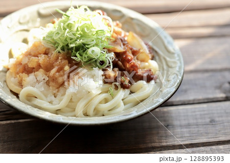 やちむんに盛り付けた牛すき肉と鬼おろしの冷やしぶっかけうどん やちむんに盛り付けた牛すき肉と鬼おろしの冷やしぶっかけうどん 128895393