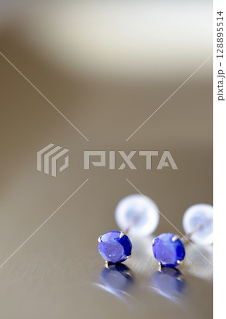 ラピスラズリの10Kスタッドピアス　青い天然石ジュエリー 128895514