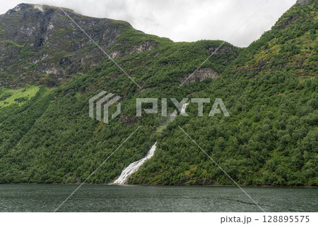 Geiranger fjord Bringefossen from cruise ship 128895575