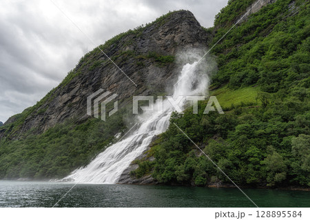 Geiranger fjord Bridal Veil 128895584