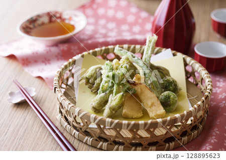 山菜の天ぷら 128895623