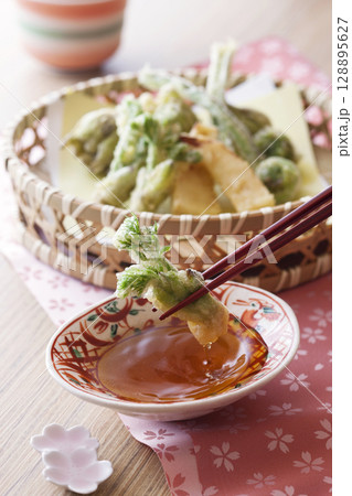 山菜の天ぷら 128895627