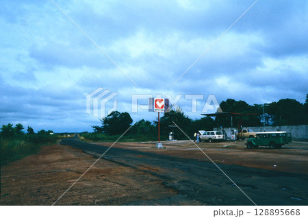 ベネズエラ・カイカラ03裸族の村へ ベネズエラ・カイカラ03裸族の村へ 128895668