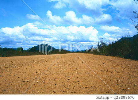 ベネズエラ・カイカラ05裸族の村へ 128895670