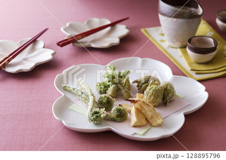 山菜の天ぷら 128895796