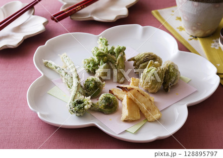 山菜の天ぷら 128895797