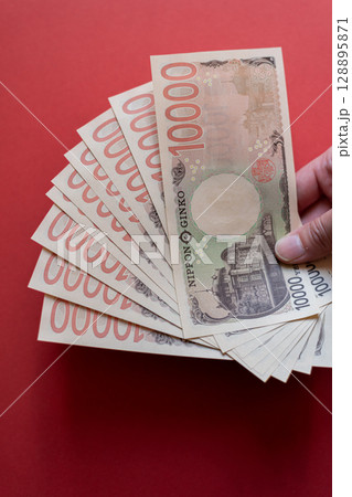 お金を持っている人 お金を持っている人 128895871