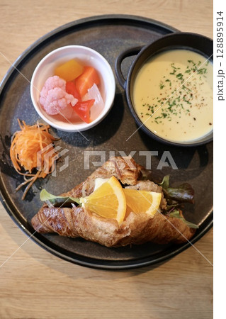 ハンバーグとオレンジクロワッサンサンドのワンプレート ハンバーグとオレンジクロワッサンサンドのワンプレート 128895914
