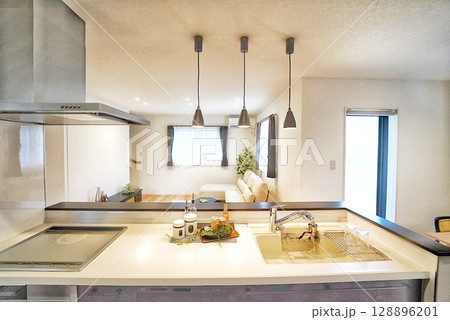 モダンなキッチンとコンパクトリビングダイニング モダンなキッチンとコンパクトリビングダイニング 128896201