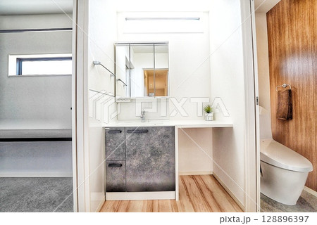 シンプルな洗面台とトイレ 128896397