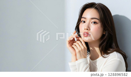おしゃれなカットモデル女性の自然光ポートレート 128896582