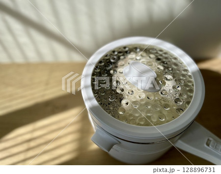 室内 インドア 家の中 128896731