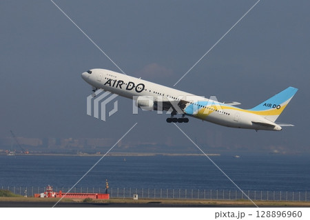 離陸、上昇する旅客機　離陸するエアドゥー機 128896960