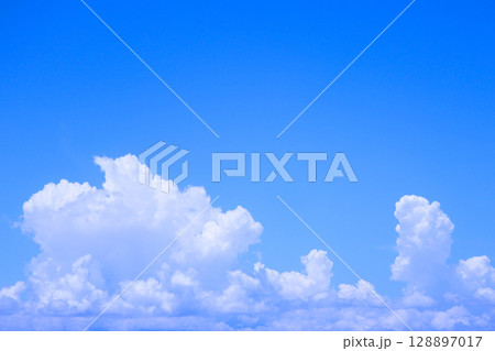 あちらこちらに湧き立つ入道雲 128897017