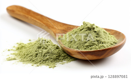 木製スプーンに山盛りの大麦若葉粉末が盛られた健康食品素材 128897081