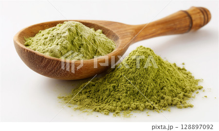 木製スプーンにすくわれた青汁パウダーとその山の自然な構図 128897092