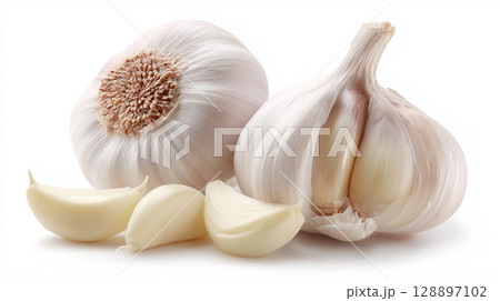 白背景に配置されたにんにくの房と皮を剥いた複数の一片 128897102