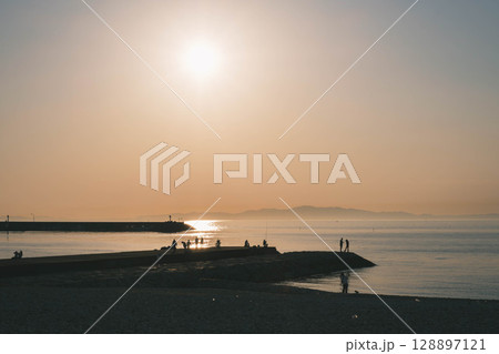 [タルイサザンビーチ]美しいビーチに夕日が沈んでゆく風景 128897121