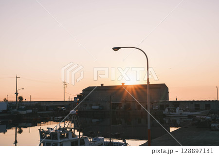 [タルイサザンビーチ]美しいビーチに夕日が沈んでゆく風景 128897131