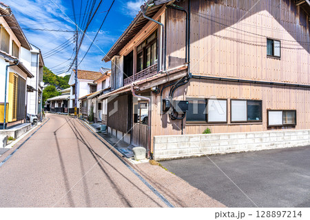 【世界遺産 石見銀山遺跡とその文化的景観】【重伝建】温泉津 初夏の街並み1 島根県大田市 【世界遺産 石見銀山遺跡とその文化的景観】【重伝建】温泉津 初夏の街並み1 島根県大田市 128897214