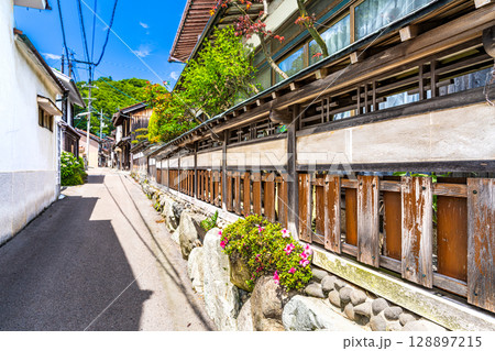 【世界遺産 石見銀山遺跡とその文化的景観】【重伝建】温泉津　初夏の街並み2　島根県大田市 128897215