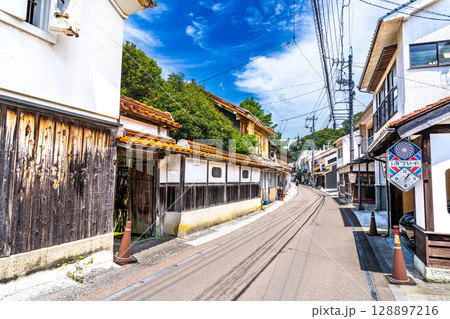 【世界遺産 石見銀山遺跡とその文化的景観】【重伝建】温泉津　初夏の街並み3　島根県大田市 128897216