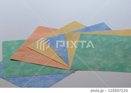 カラフルな千代紙 色とりどりの折り紙 カラフルな千代紙 色とりどりの折り紙 128897220