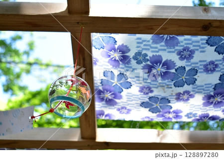 金魚の風鈴 128897280