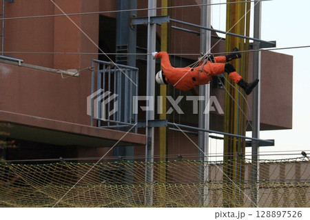 救助の訓練をするレスキュー隊員　消防のレスキュー訓練 128897526