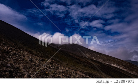 十勝岳 北海道 登山 望岳台 アウトドア 夏 霧 ガス 大雪山系 十勝岳 北海道 登山 望岳台 アウトドア 夏 霧 ガス 大雪山系 128897973