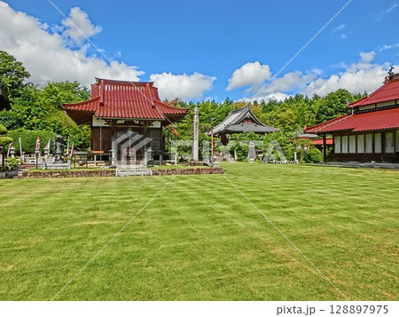 岡山県津山市にある真言宗「新善光寺」:天然芝の境内 岡山県津山市にある真言宗「新善光寺」:天然芝の境内 128897975