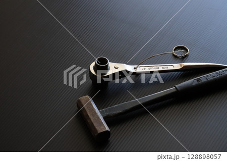両口ラチェットレンチとハンマー シノとハンマー とび職の道具 両口ラチェットレンチとハンマー シノとハンマー とび職の道具 128898057