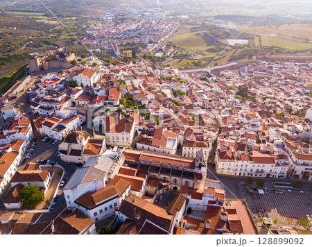 Aerial view of Elvas cityscape with Cathedral 128899092