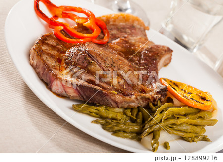 Entrecote with asparagus and orange 128899216