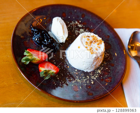 Soft cheese faisselle with strawberry and confiture 128899363