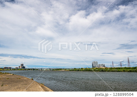夏の淀川風景 枚方市 夏の淀川風景 枚方市 128899504