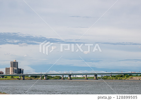 夏の淀川風景　枚方市 128899505