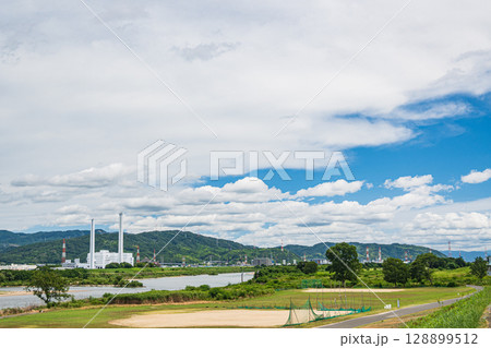 夏の淀川風景　枚方市 128899512
