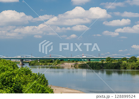 夏の淀川風景 枚方市 夏の淀川風景 枚方市 128899524