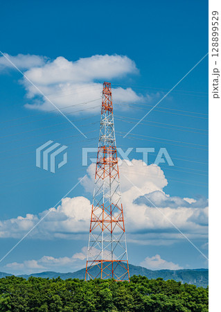 夏の淀川風景　淀川沿いに立つ鉄塔　高槻市 128899529