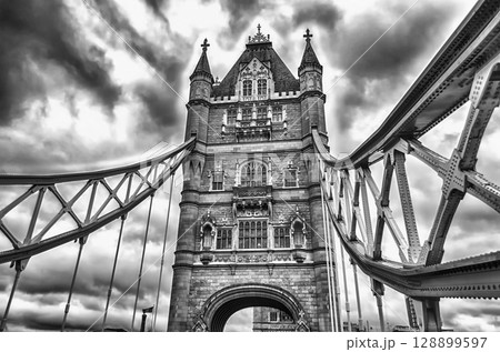 Tower Bridge, London, UK 128899597